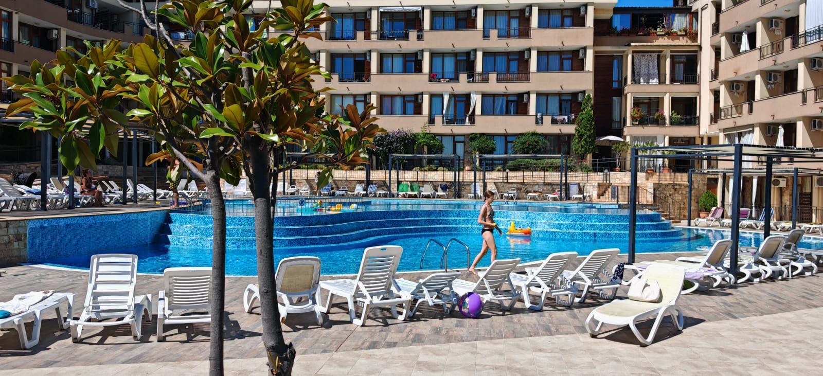 Skvělá příležitost ve Sveti Vlas – zařízený prostorný apartmán s jednou ložnicí blízko pláže