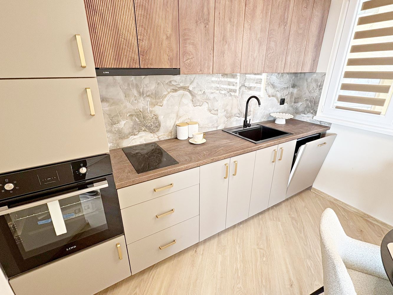 Dvě nezávislé bytové jednotky s výhledem na moře v centru Sveti Vlas – designový interiér a vlastní parkovací místo