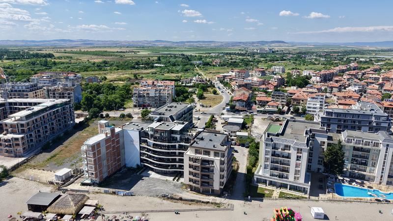 Dvoupokojový apartmán v první linii u moře v Pomorie – moderní architektura, panoramatické výhledy na moře a skvělá lokalita!
