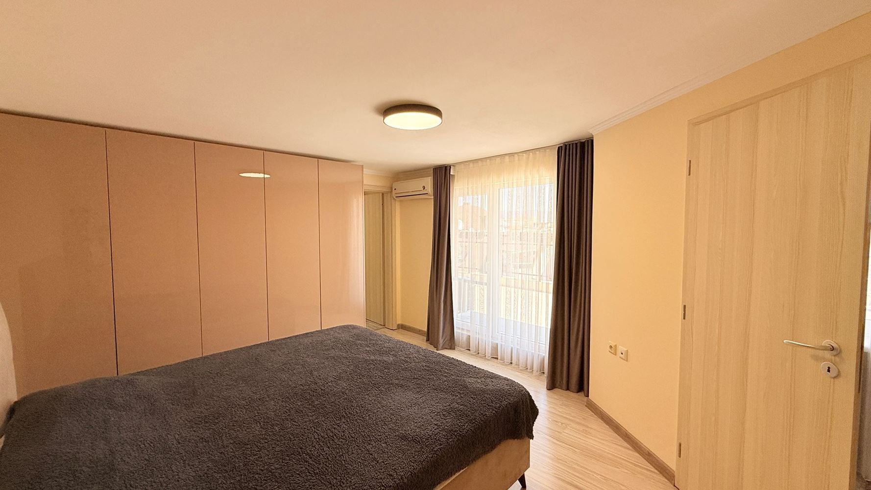 Luxusní mezonet se třemi ložnicemi v srdci Slunečného Pobřeží – prostor, styl a komfort na dvou úrovních