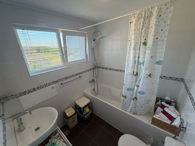 Prostorný apartmán se 2 ložnicemi v první linii u moře s čelním panoramatickým výhledem na moře