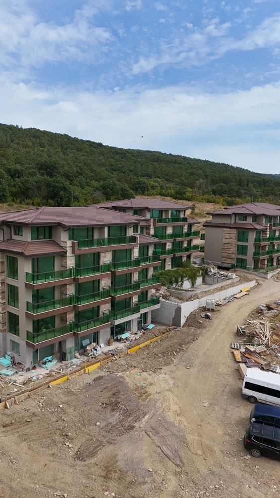 Dvoupokojový apartmán s výhledem na moře a designovou rekonstrukcí v zeleném komplexu ve Slunečném pobřeží