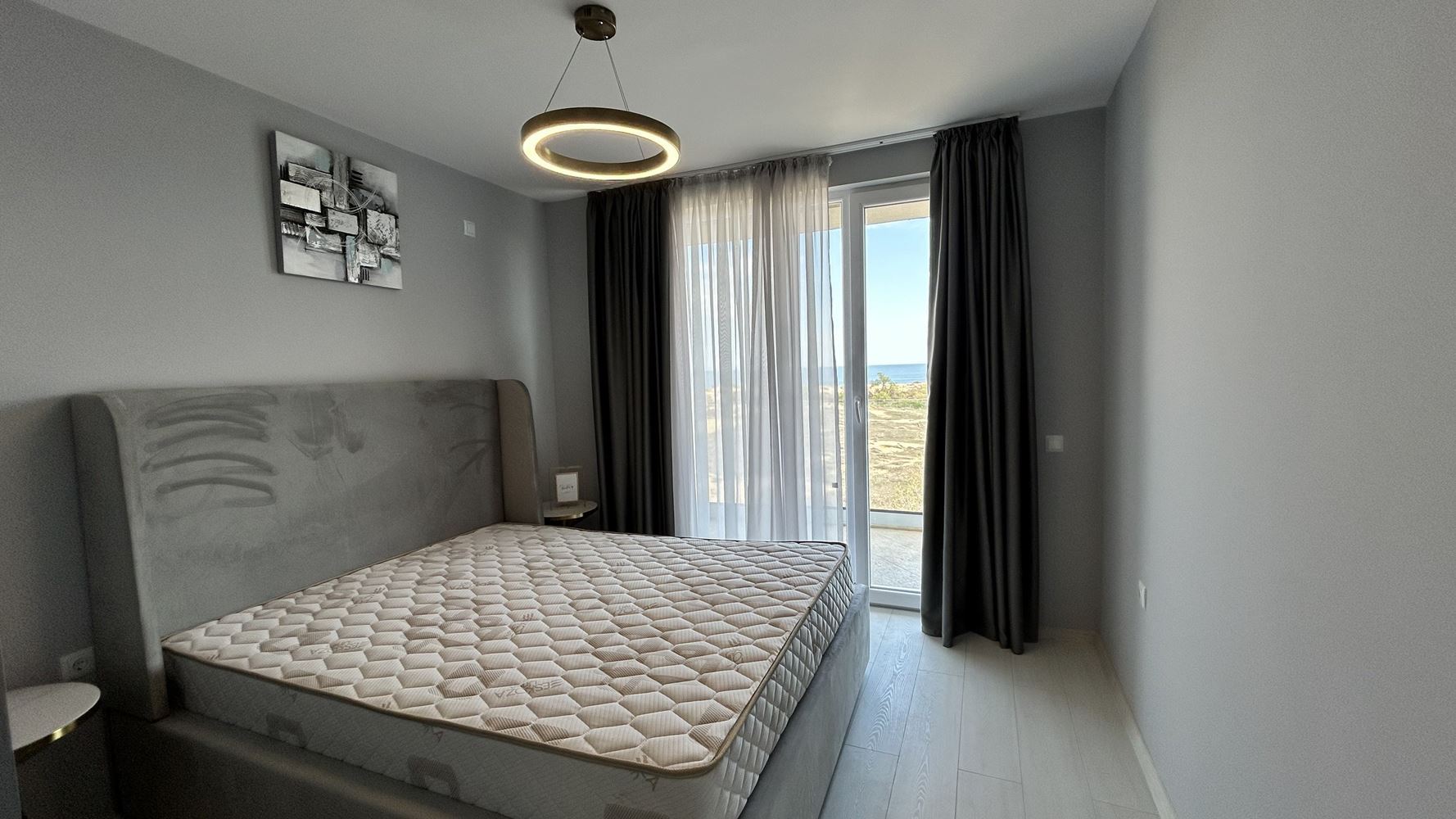 Elegantní byt se dvěma ložnicemi a panoramatickým výhledem na moře v první linii u moře na Slunečném pobřeží