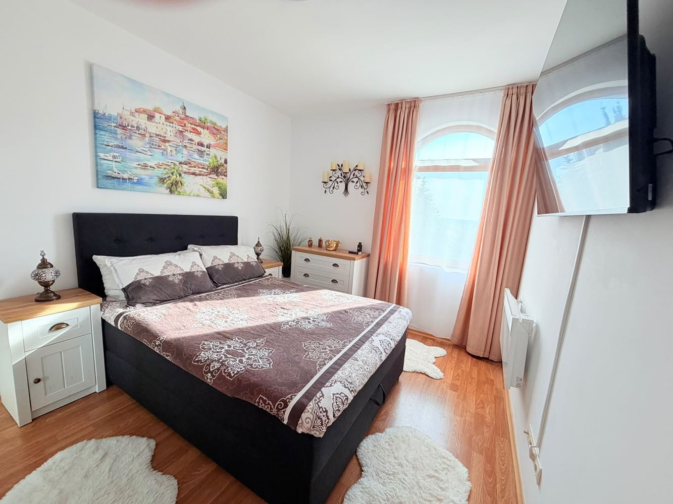 Luxusní apartmán se dvěma ložnicemi a výhledem na bazén v Aheloy – kompletně zařízený a připravený k nastěhování