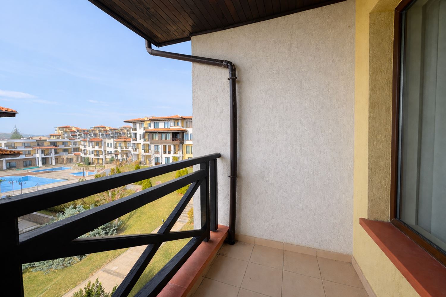 Apartmán se dvěma ložnicemi, panoramatickým výhledem na moře a soukromou pláží v prestižním komplexu v Černomorci