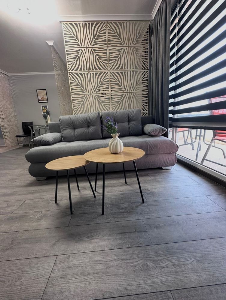 Dvouložnicový apartmán s částečným výhledem na moře v Sveti Vlas – zařízený, po rekonstrukci, v luxusním uzavřeném komplexu