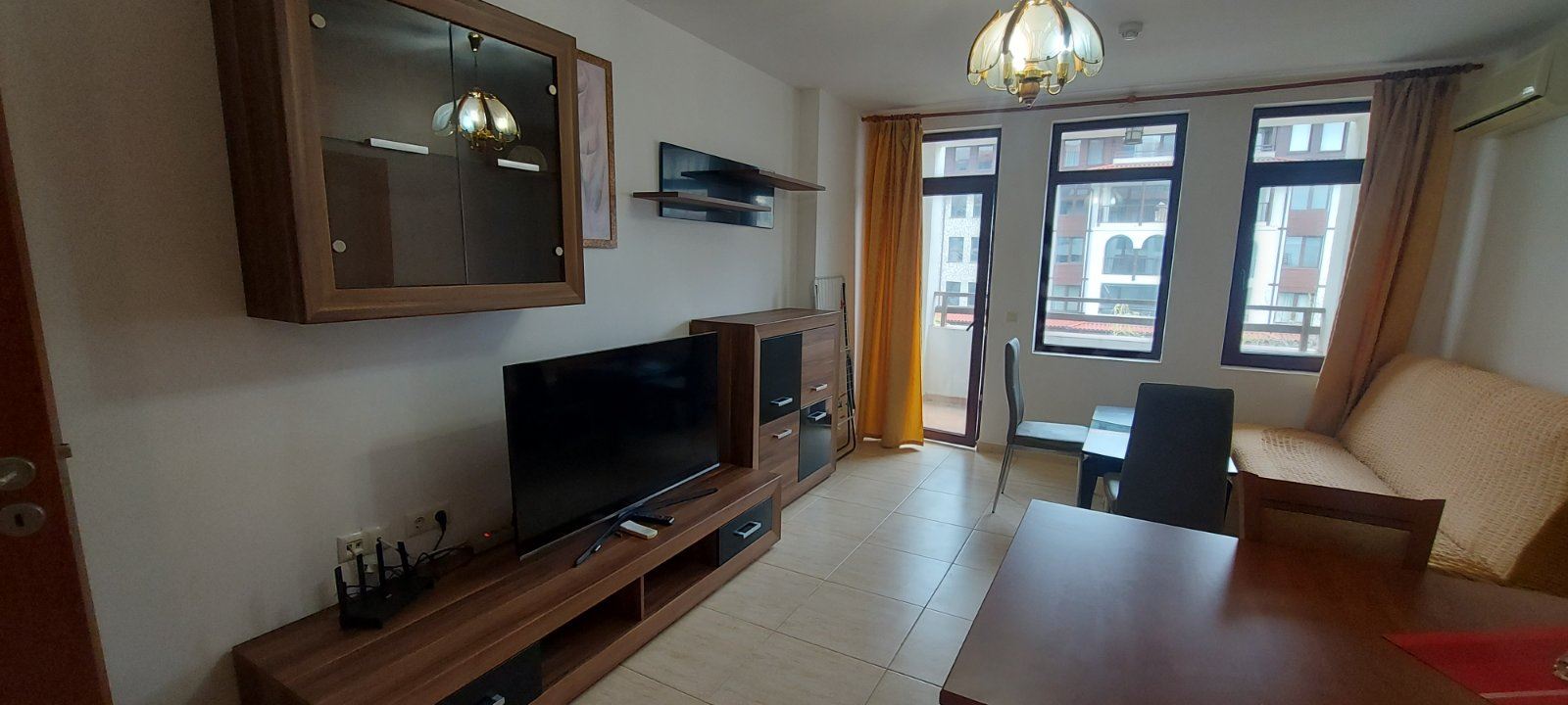Prostorný apartmán s výhledem na moře ve Sveti Vlas – komfort, zeleň a prestižní lokalita