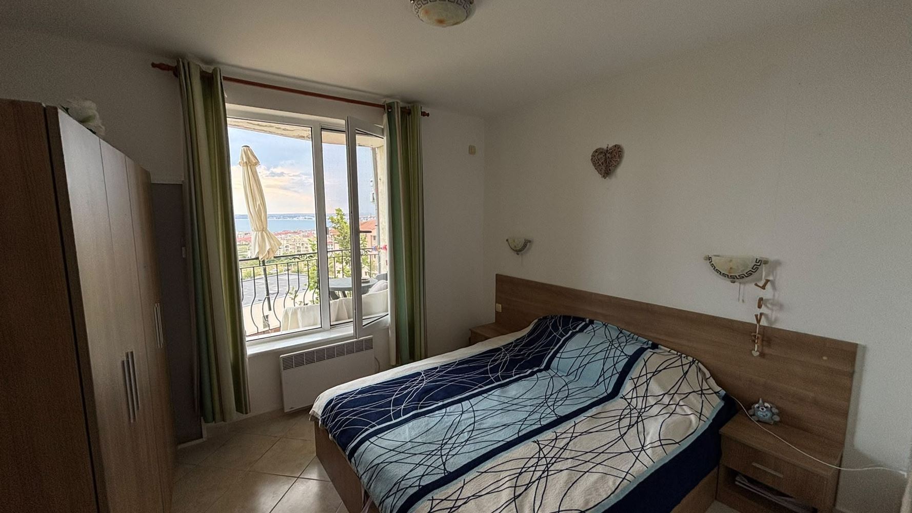 Apartmán s jednou ložnicí s výhledem na moře ve Sveti Vlas – bez poplatku za údržbu, s parkováním, připravený k nastěhování
