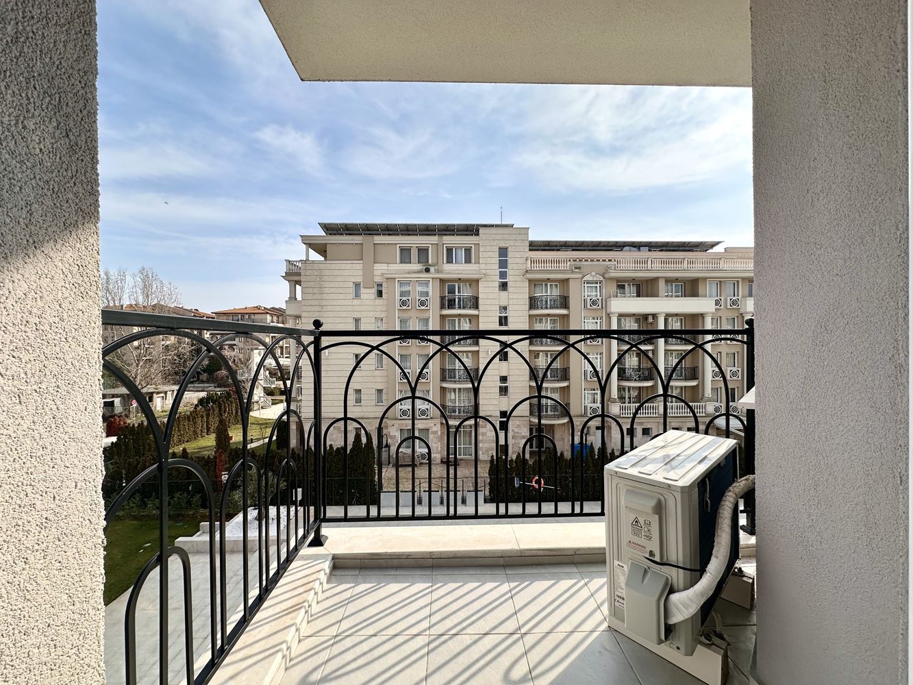 Útulný byt s jednou ložnicí s výhledem na bazén a zeleň ve Slunečném pobřeží – připraven k užívání