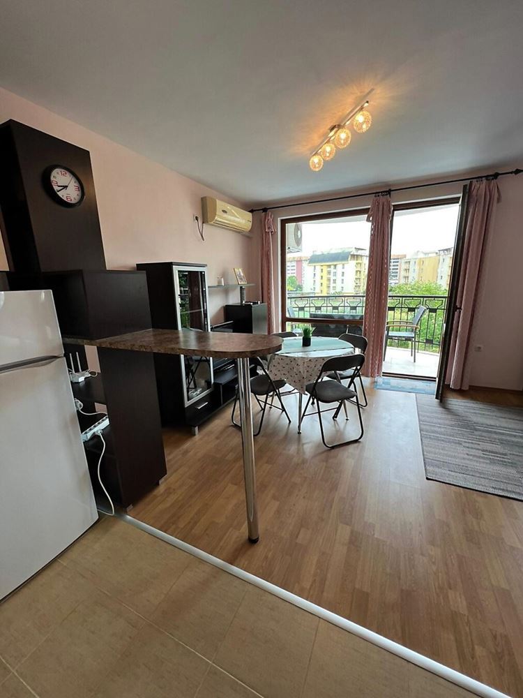 Prostorné studio s výhledem na bazén v Sunny Beach – plně zařízené