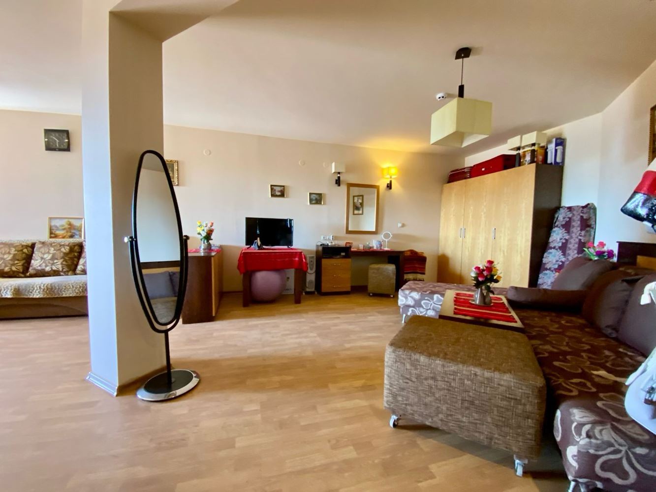 Prostorné plně zařízené studio s výhledem na bazén ve Slunečném pobřeží – komfort, klid a skvělá investice