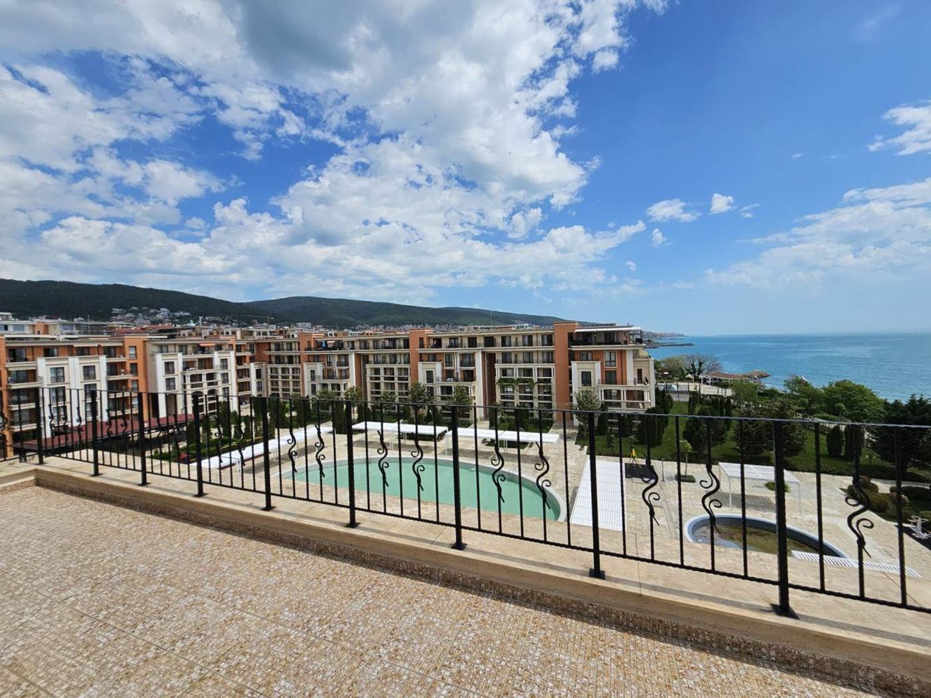 Sveti Vlas – apartmán se třemi ložnicemi s přímým panoramatickým výhledem na moře v komplexu na první linii