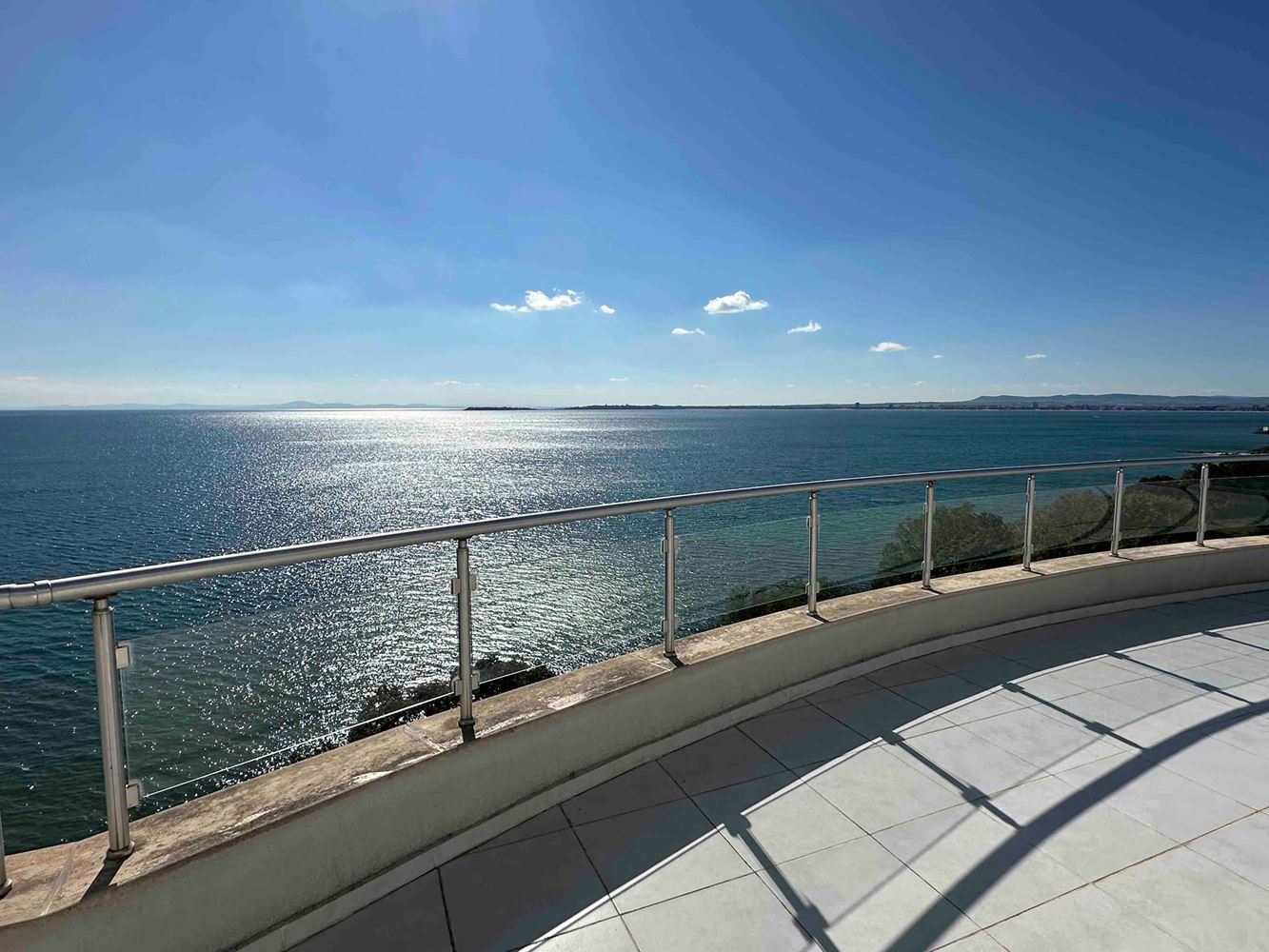 První linie u moře ve Sveti Vlas – působivý mezonet se třemi ložnicemi, panoramatickým výhledem a obrovskou terasou