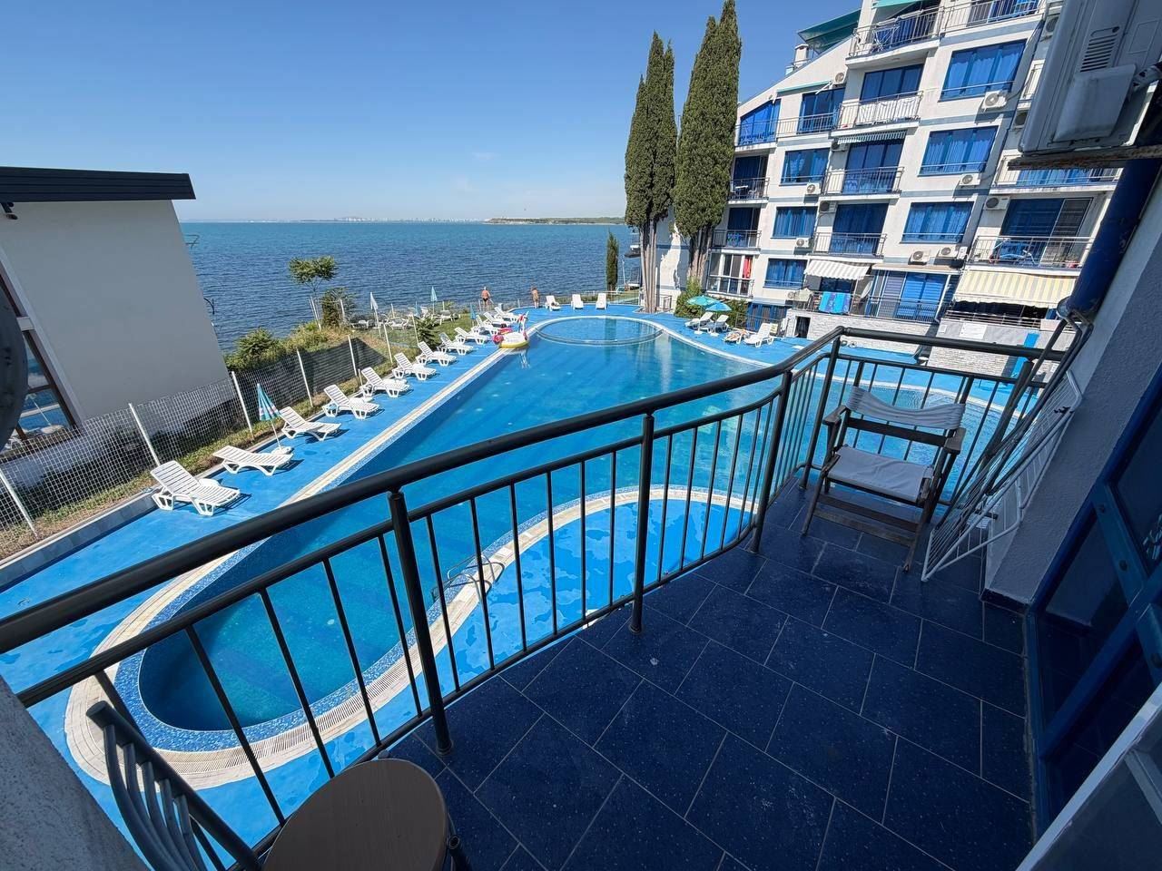 Apartmán s jednou ložnicí v první linii u moře v Pomorie – panoramatický výhled na moře a bazén