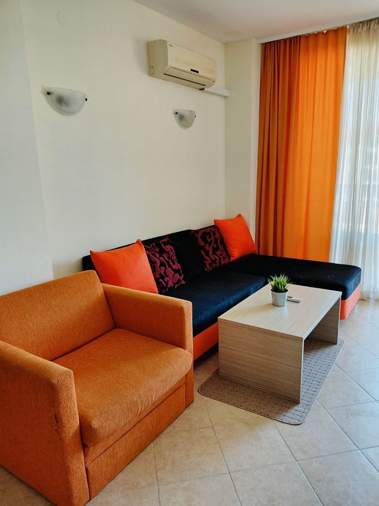 Přímořský komfort s výhledem na bazén – apartmán s jednou ložnicí v prestižním komplexu v Slunečném pobřeží