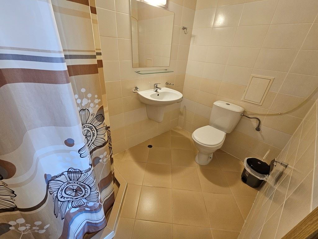 Stylové studio s panoramatickým výhledem na bazén ve Slunečném pobřeží – připraveno k bydlení i investici