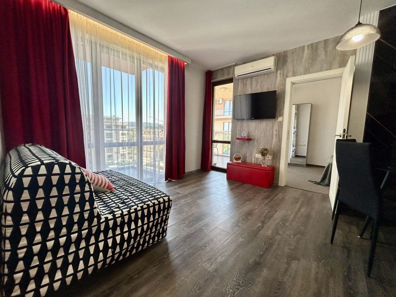 Apartmán s jednou ložnicí a dvěma prostornými terasami ve Slunečném pobřeží – plně zařízený a připravený k užívání