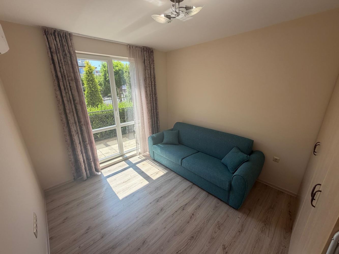 Útulný apartmán s jednou ložnicí a obrovskou terasou v Ravdě – váš osobní prostor u moře