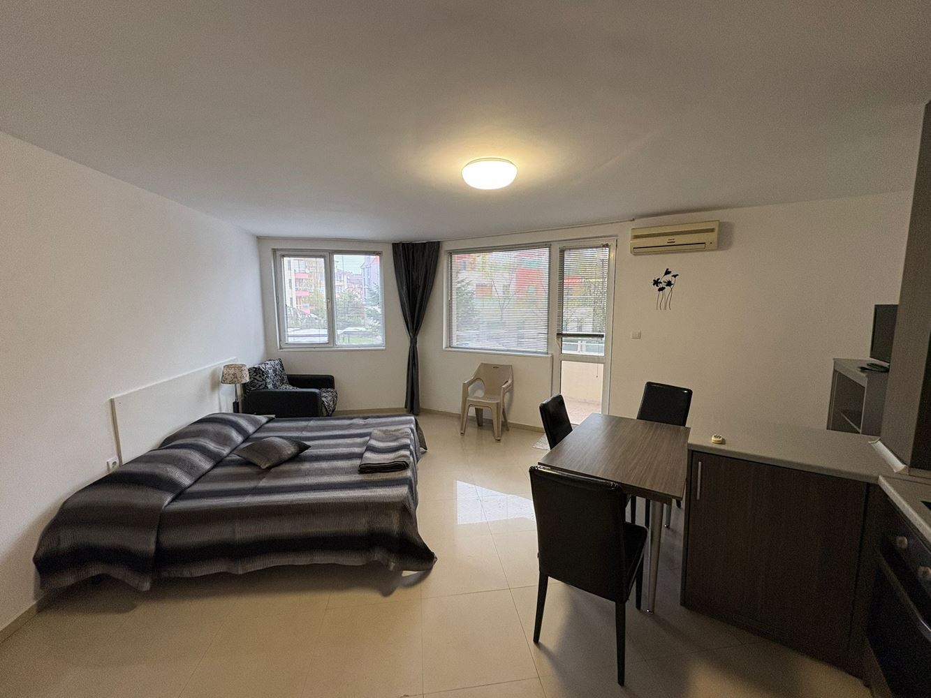 Prostorné plně zařízené studio v Pomorie – východní orientace a výborná poloha 400 m od moře