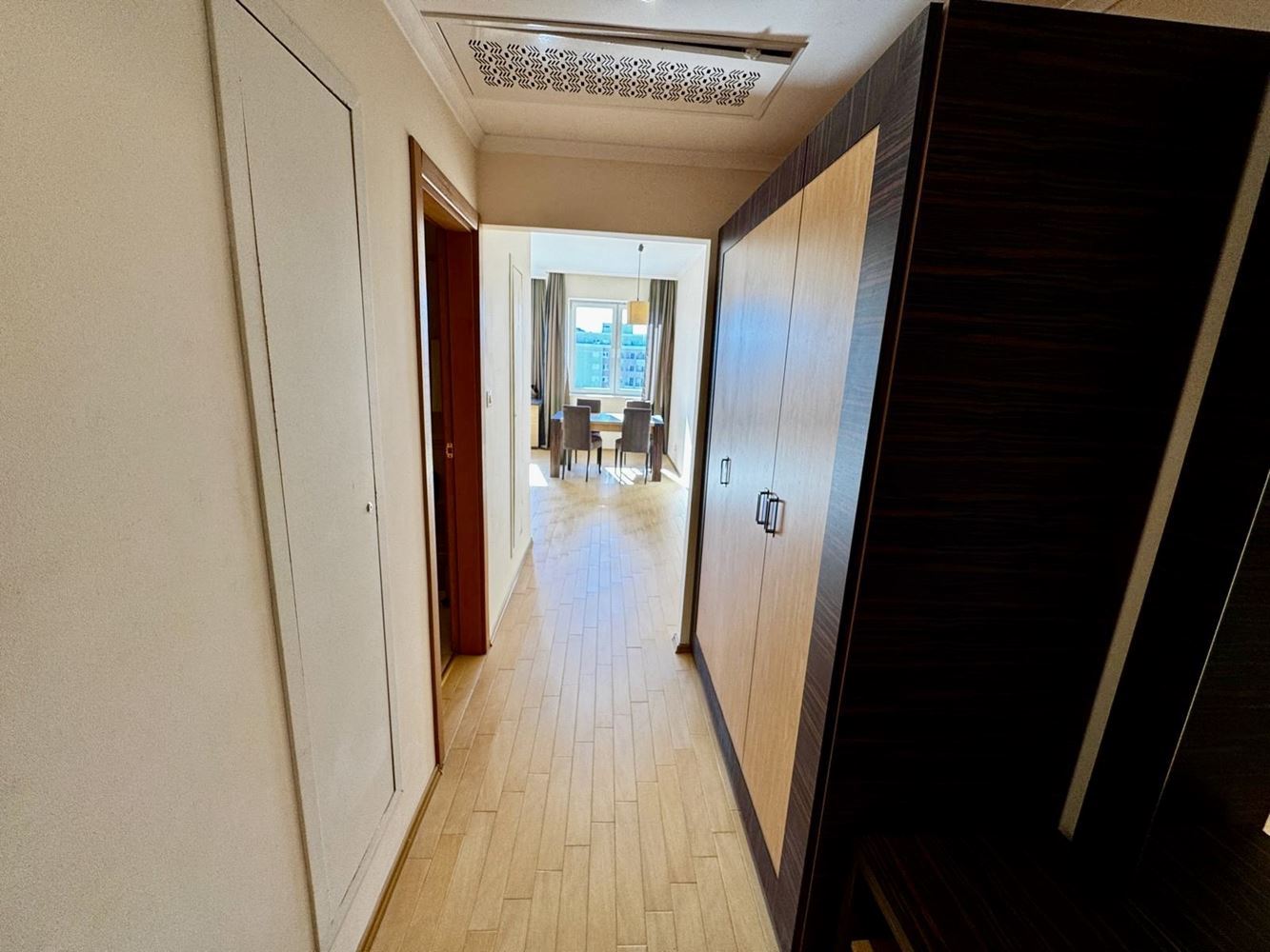Prostorný apartmán s jednou ložnicí, velkou terasou a panoramatickým výhledem na moře