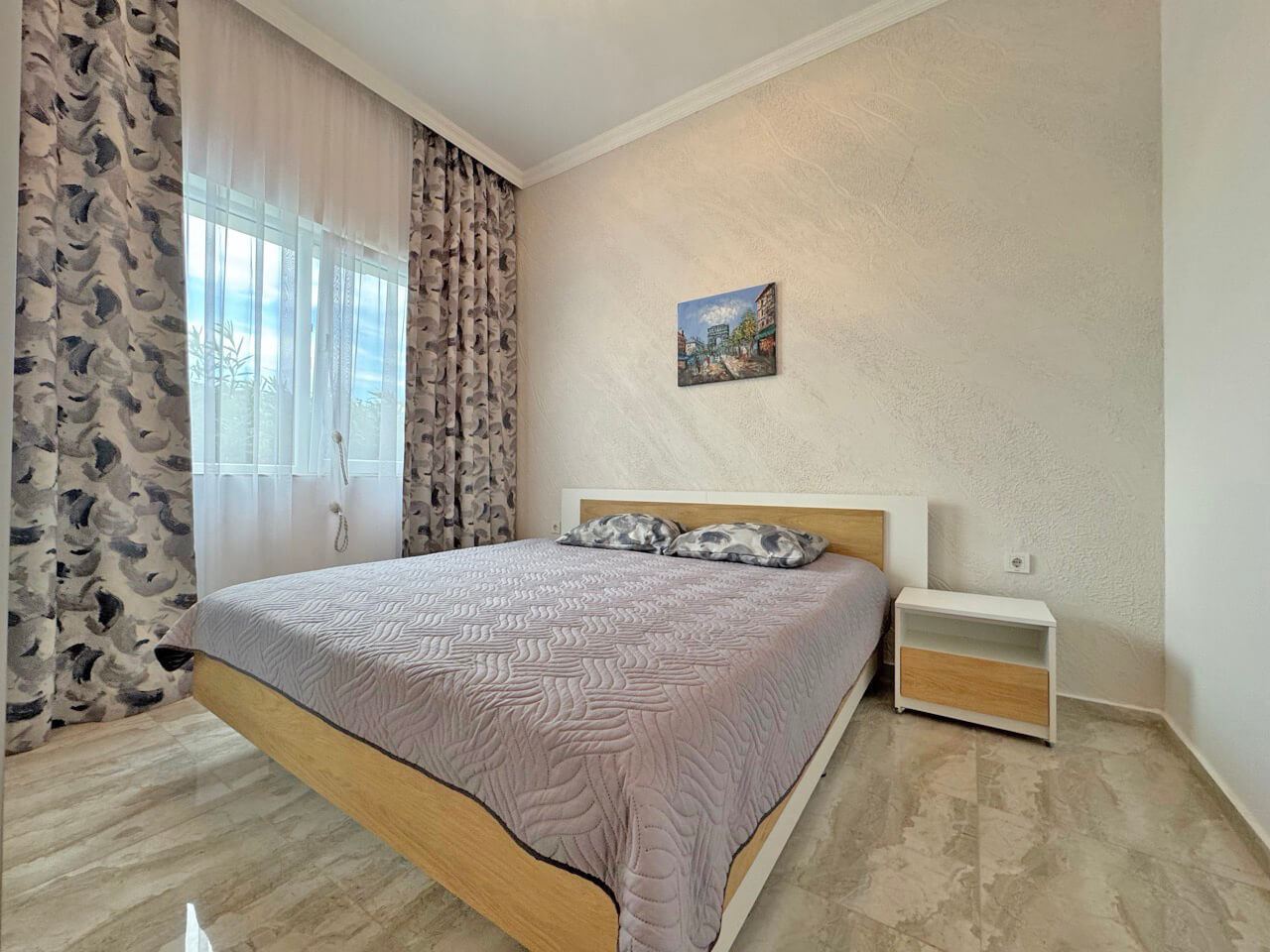 Prostorný apartmán s jednou ložnicí, velkou terasou a výhledem na bazén na Slunečném pobřeží