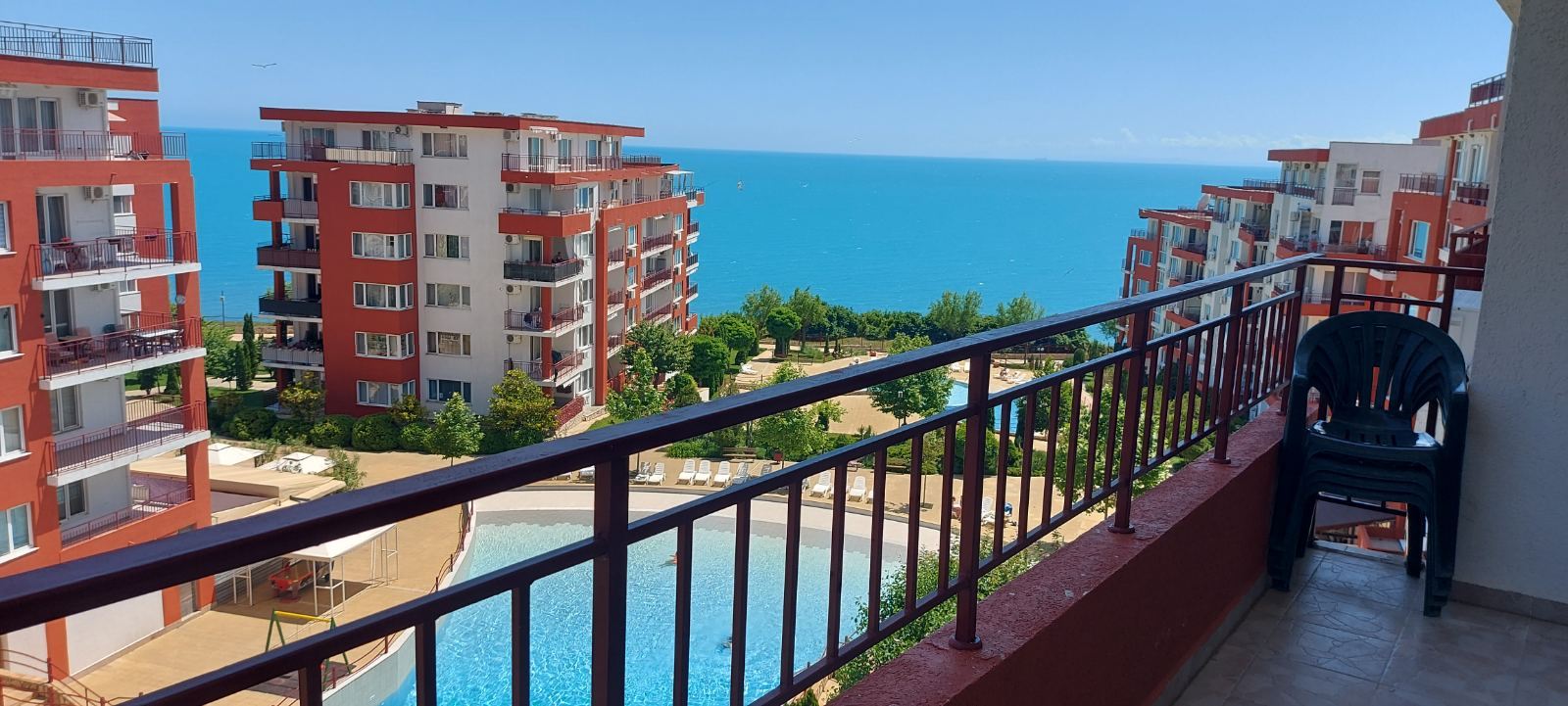 Prostorný apartmán se dvěma ložnicemi a výhledem na moře v první linii u moře – připraven k nastěhování