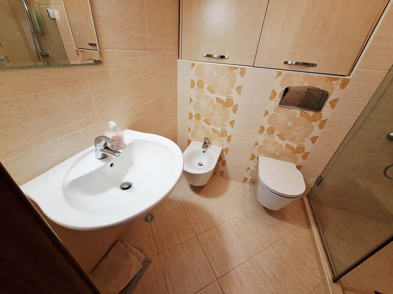 Prostorný apartmán se dvěma ložnicemi a parkovacím místem 200 metrů od moře ve Sveti Vlas