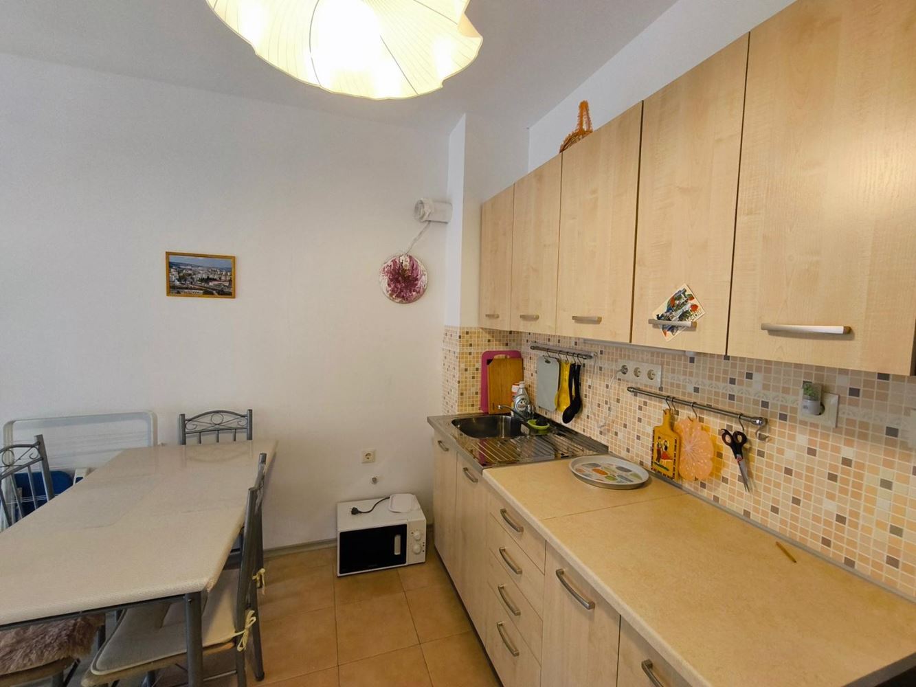 Prostorné a světlé studio v Pomorí – centrální poloha, nízké náklady a výborná investice