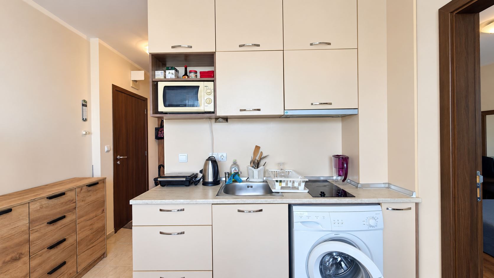 Útulný menší apartmán s jednou ložnicí v komplexu s bazénem a nepřetržitou ostrahou