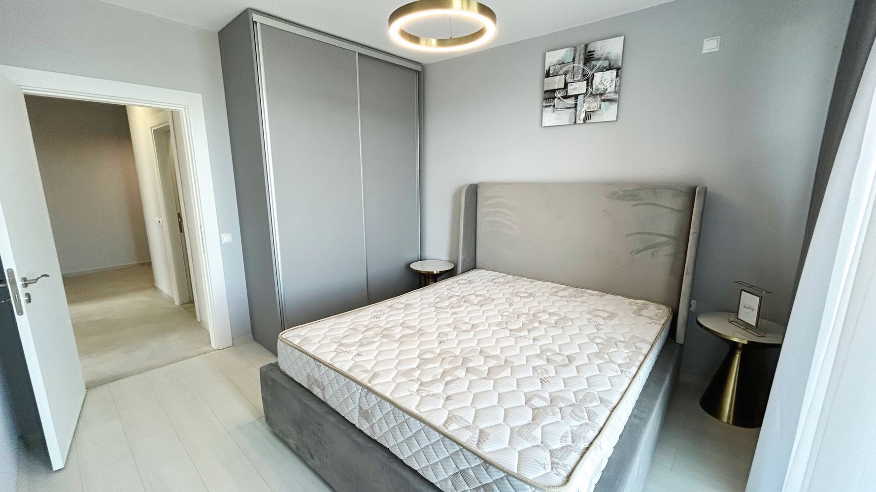 Elegantní byt se dvěma ložnicemi a panoramatickým výhledem na moře v první linii u moře na Slunečném pobřeží