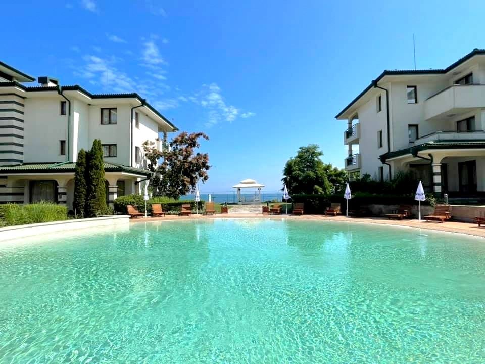 Dvoupokojový byt (s jednou ložnicí) v první linii u moře v Ravda – luxus, příroda a výhled na bazén