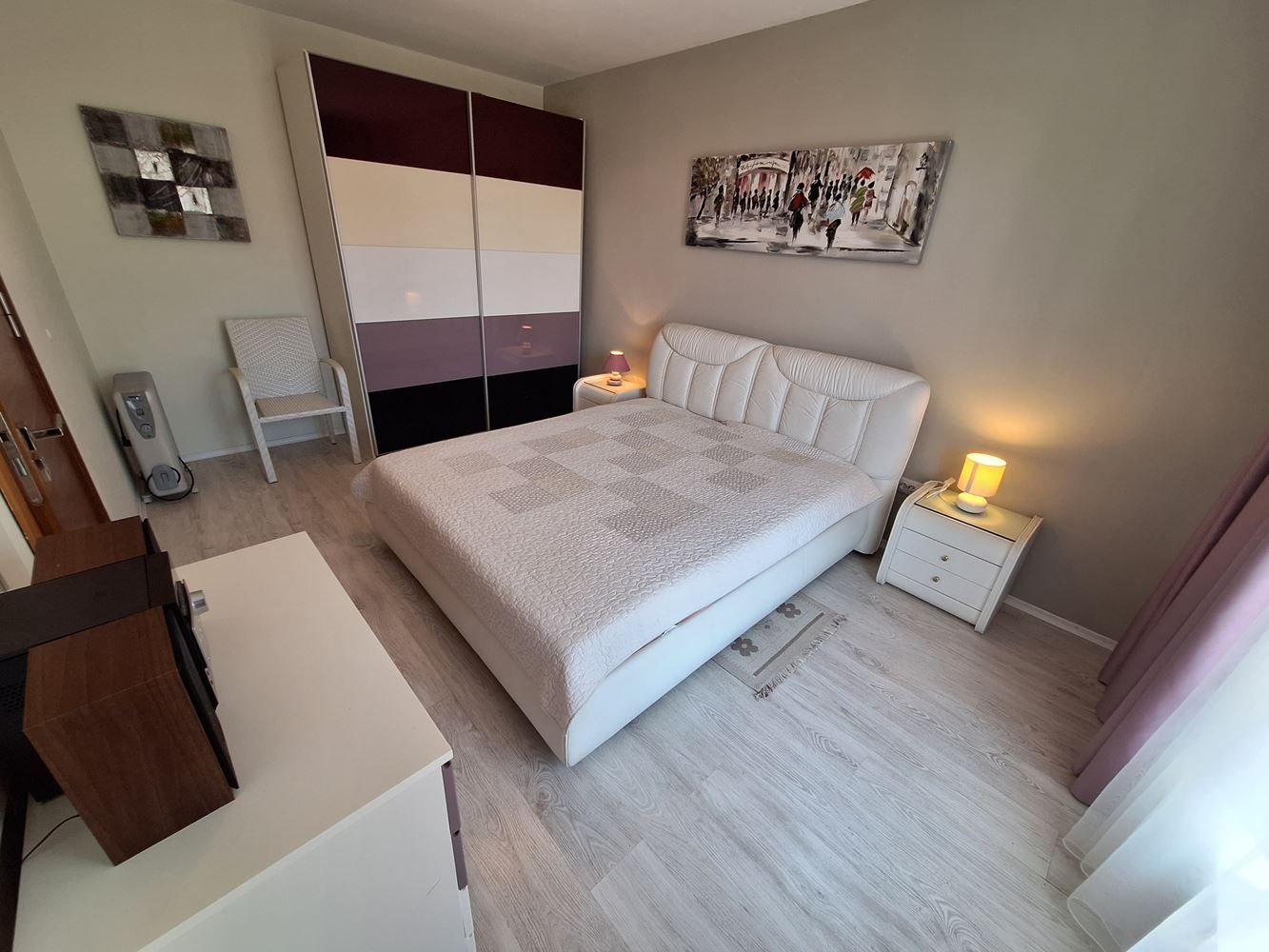 Prostorný apartmán se dvěma ložnicemi a parkovacím místem 200 metrů od moře ve Sveti Vlas