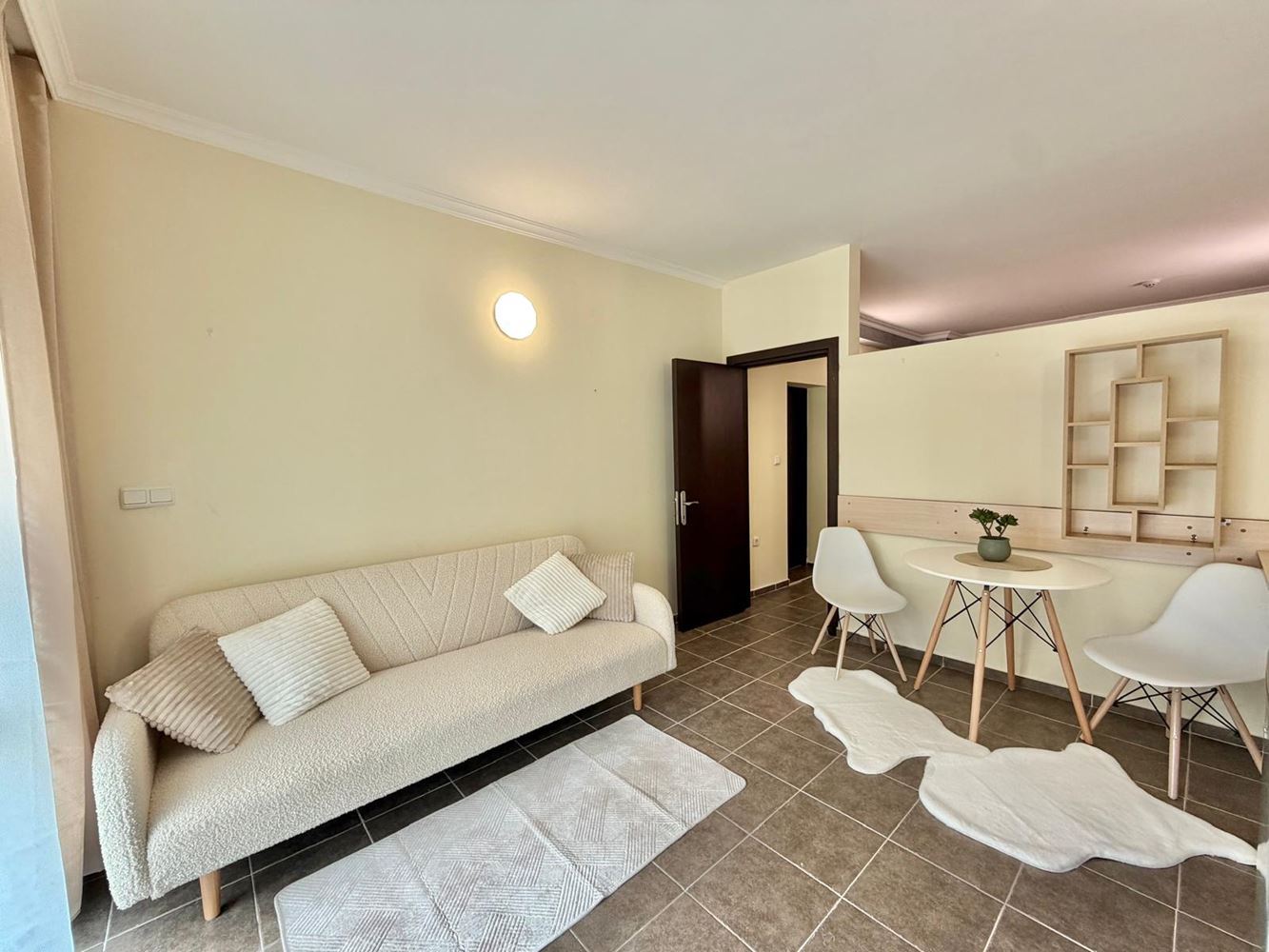 Prostorný apartmán 300 metrů od pláže ve Sveti Vlas – vynikající investice s možností rozdělení na dvě bytové jednotky