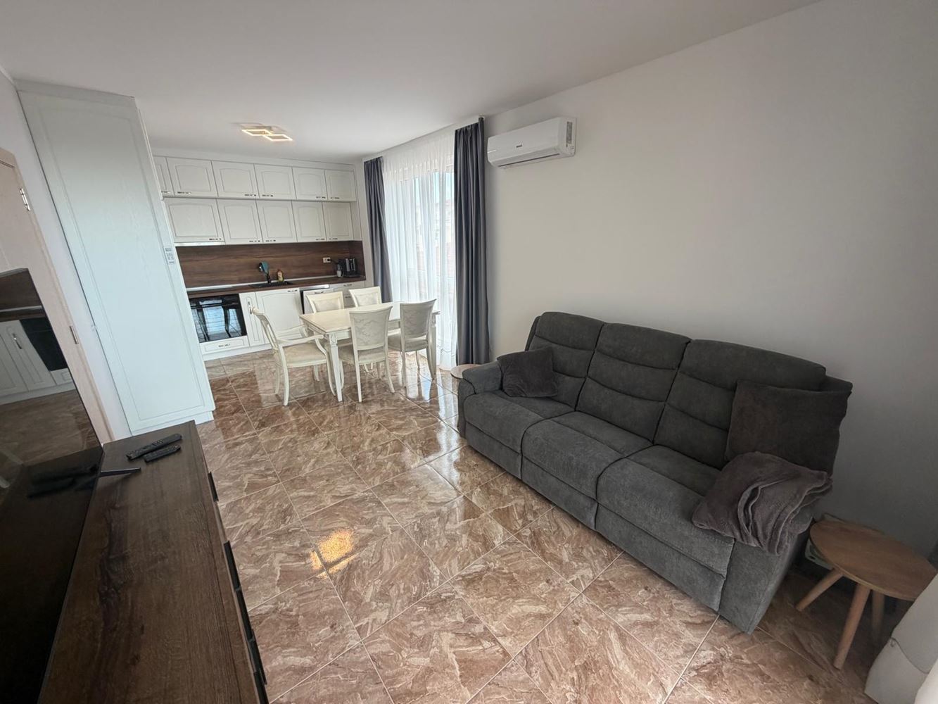 Apartmán se 2 ložnicemi v moderním komplexu s krásným zeleným prostředím v Ravdě