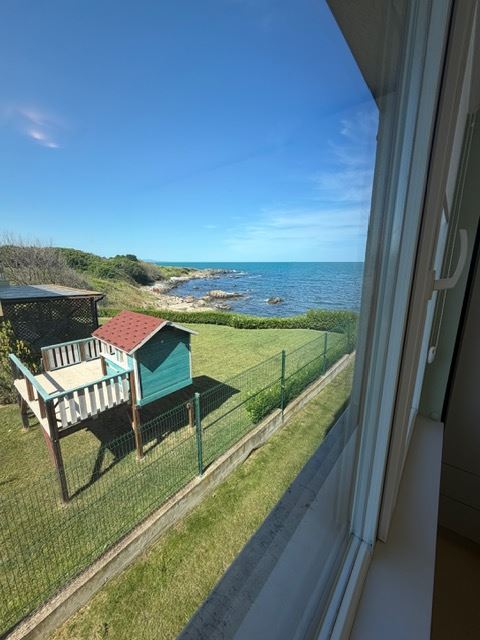 Prostorný apartmán se 2 ložnicemi v první linii u moře s čelním panoramatickým výhledem na moře