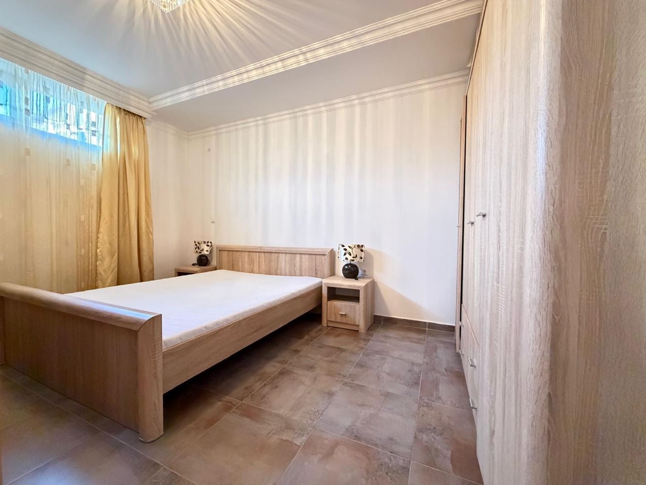 Komfortní dvoupokojový apartmán s přímým vstupem k bazénu – ideální pro bydlení i investici