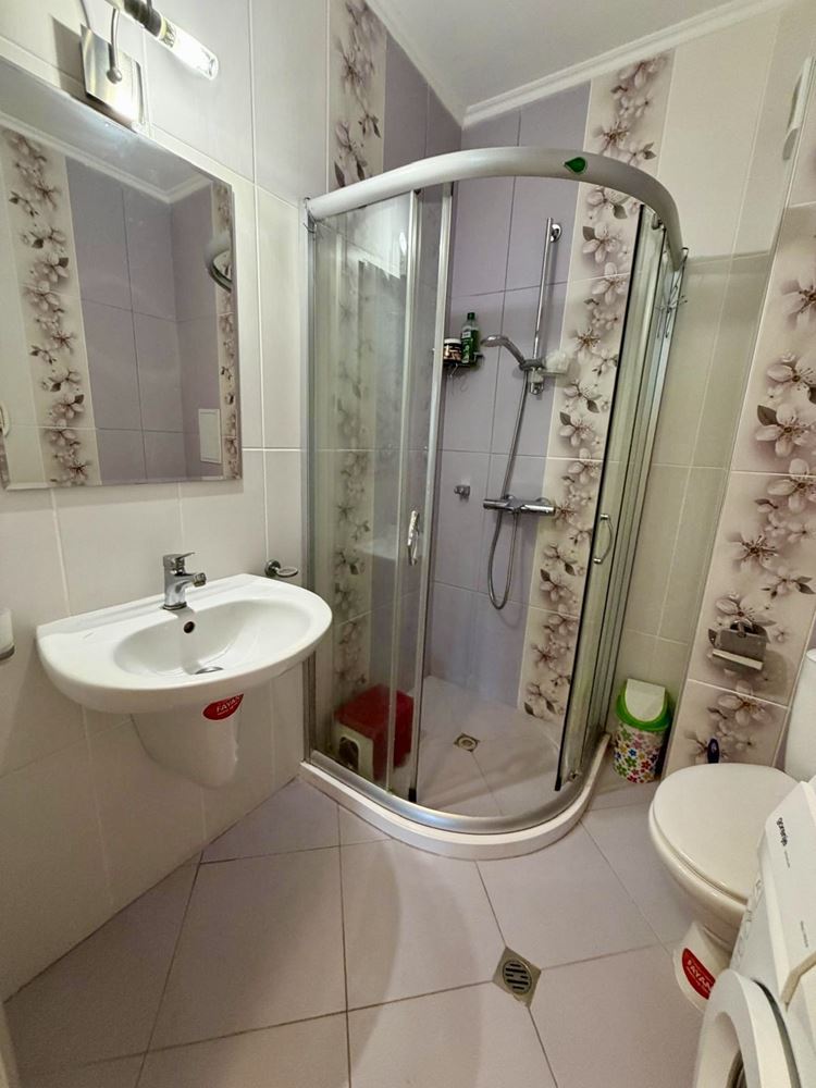 Sarafovo – prostorný apartmán s jednou ložnicí, Aktem 16, minimálním poplatkem za údržbu a kompletním vybavením