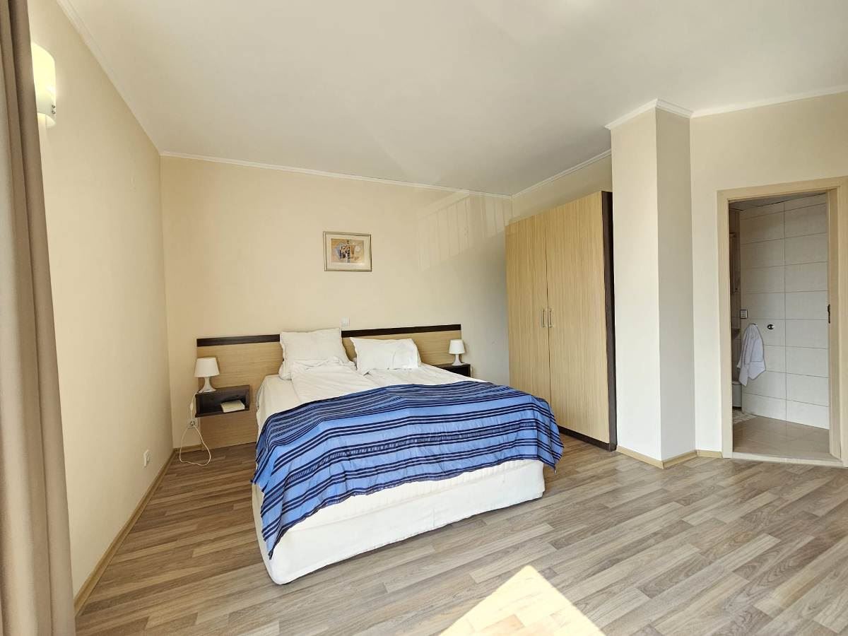 Luxusní apartmán se třemi ložnicemi na první linii u moře v Obzoru – panoramatický výhled na moře a hory