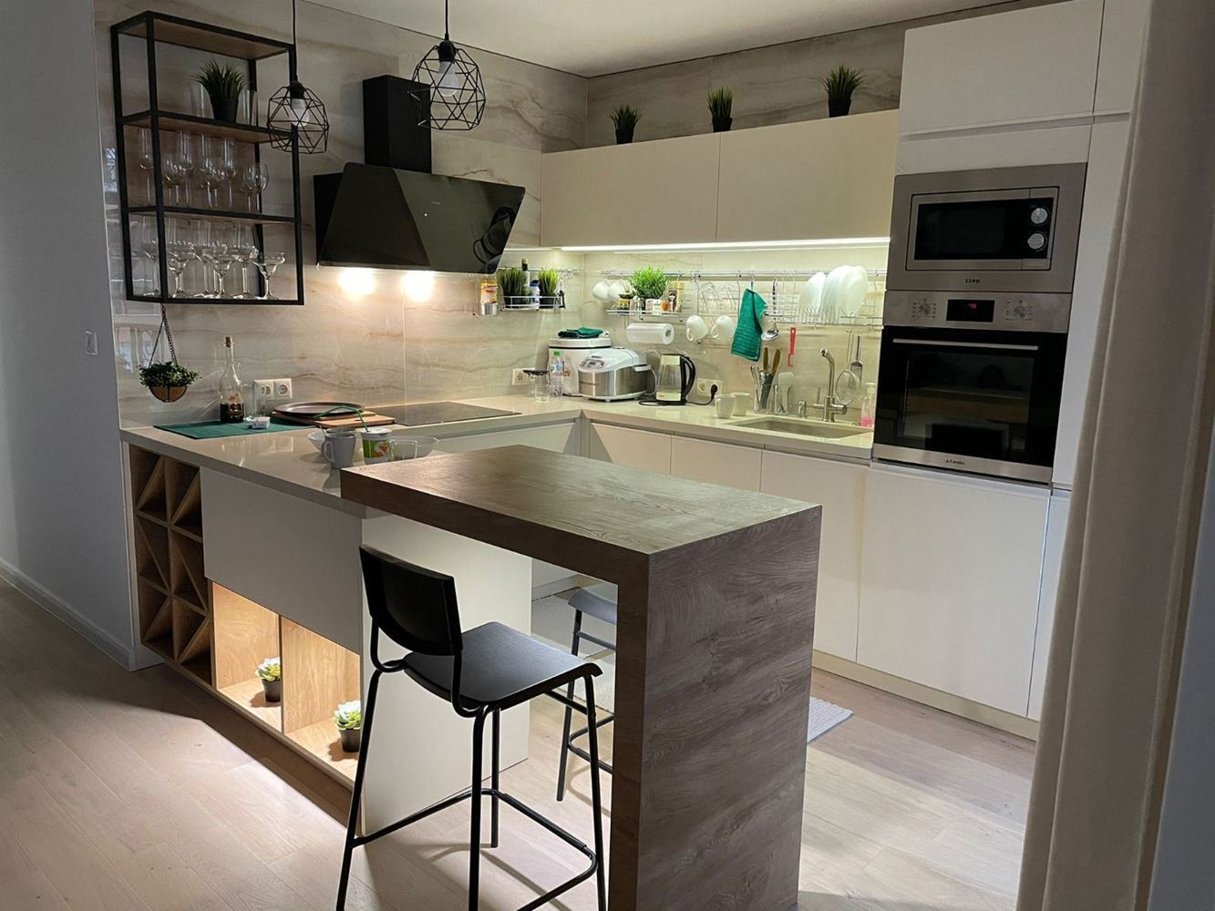 Prostorný pětipokojový apartmán s výhledem na moře v Pomorie – komfort, styl a funkčnost pro velkou rodinu