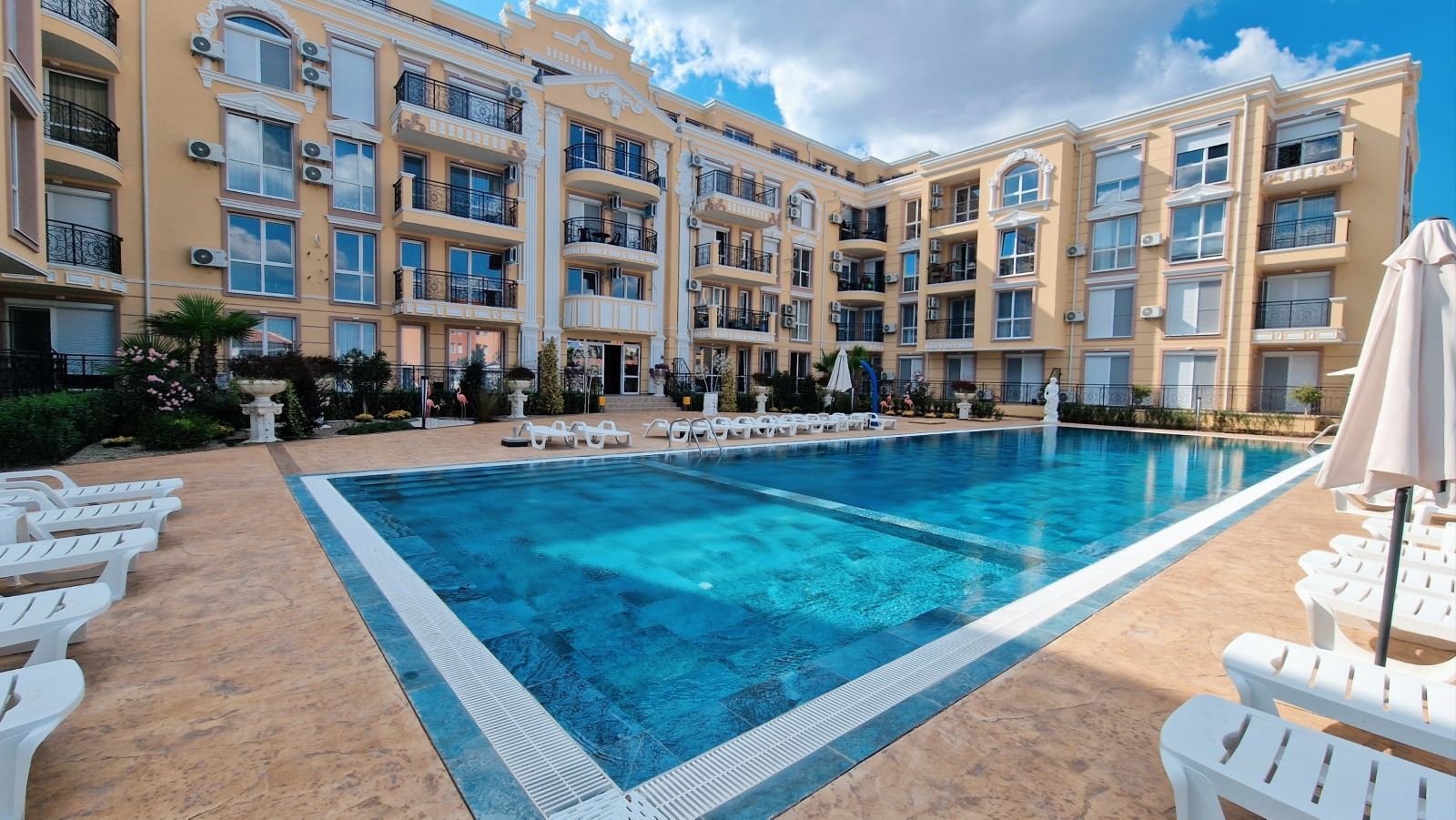 Apartmán se 2 ložnicemi v moderním komplexu s krásným zeleným prostředím v Ravdě
