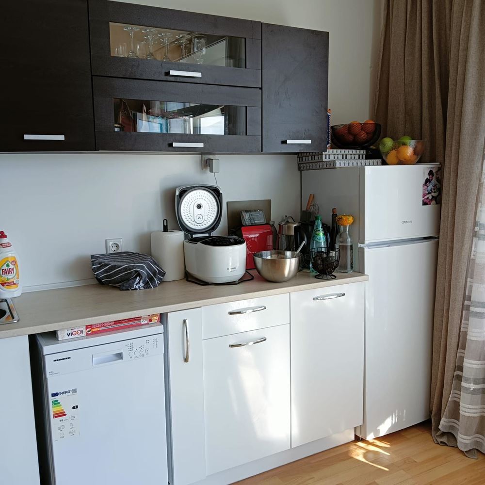 Prostorný apartmán se dvěma ložnicemi a panoramatickým výhledem na moře v Ravdě – pár metrů od pláže, plně zařízený a s výborným investičním potenciálem