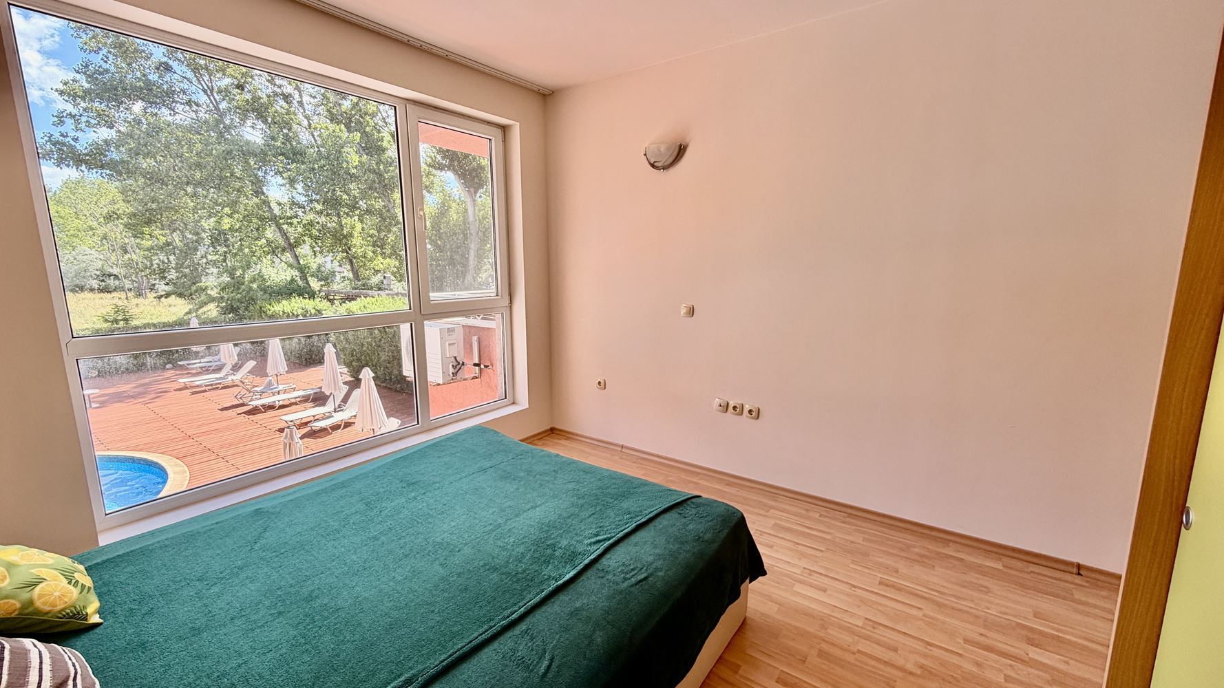 Slunečné pobřeží: apartmán s jednou ložnicí 300 metrů od pláže – komfort, kvalita a skvělá investice