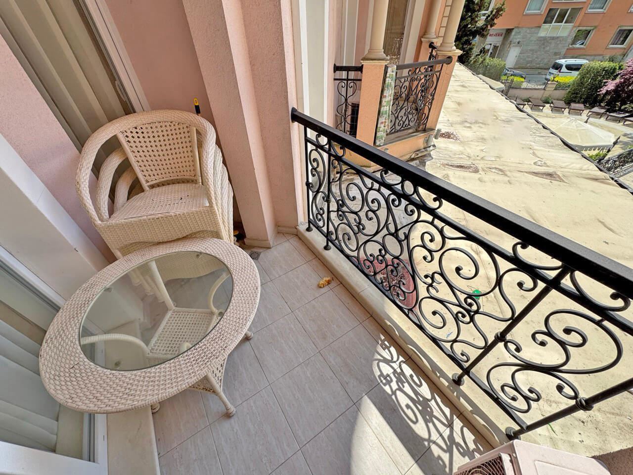 Elegantní apartmán s jednou ložnicí s výhledem na bazén v luxusním komplexu na Slunečném pobřeží