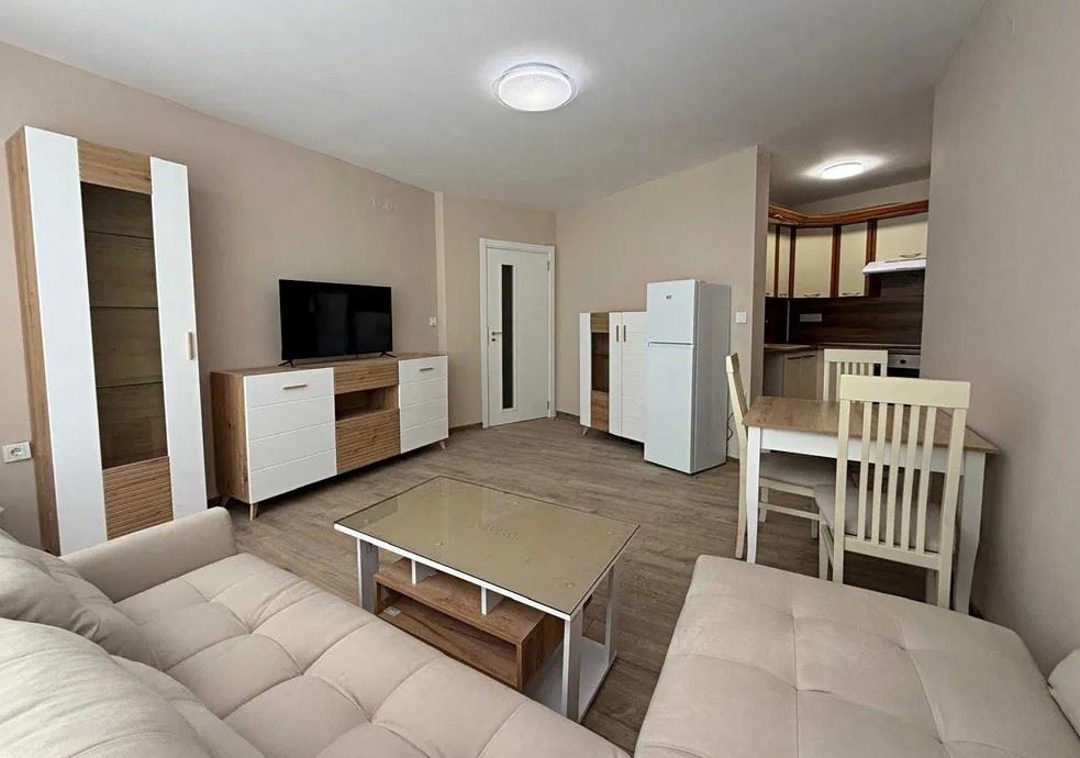 Apartmán v první linii u moře v Elenite – kompletní rekonstrukce, elektřina pro běžné bydlení a přímý přístup na pláž