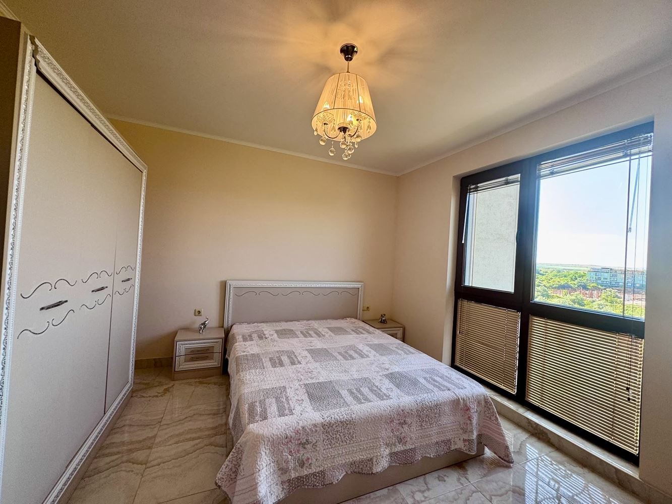 Prostorný třípokojový apartmán s panoramatickým výhledem na moře v prestižním komplexu v Nesebaru – komfort, prostor a působivé výhledy