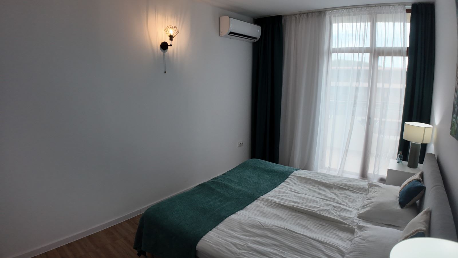 Krásný apartmán se dvěma ložnicemi na Slunečném pobřeží – kompletně zařízený v udržovaném komplexu