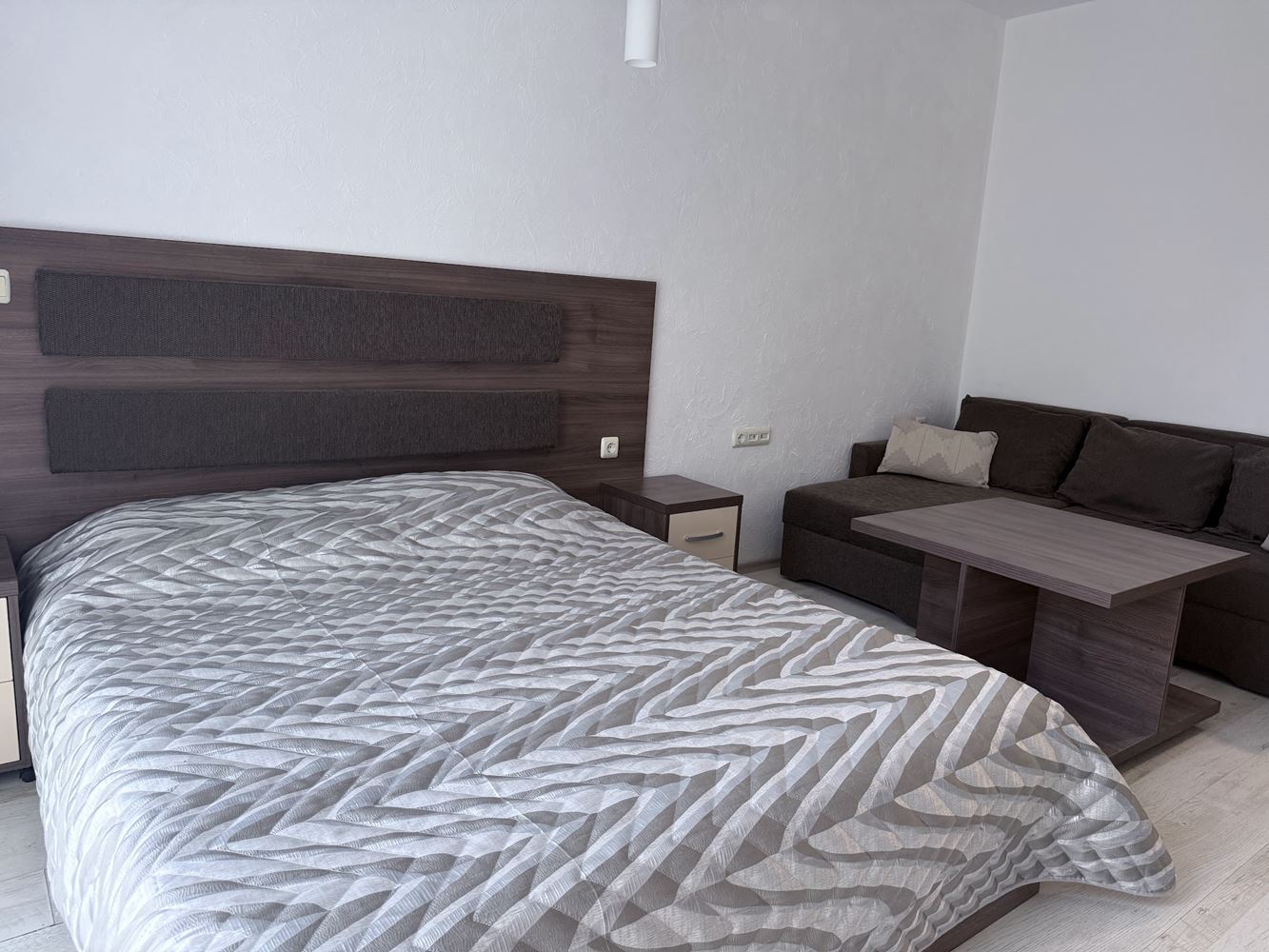 Stylové studio ve Slunečném pobřeží – prostornost, pohodlí a vynikající lokalita pro celoroční bydlení