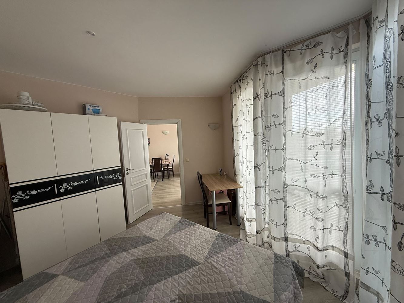 Apartmán s jednou ložnicí uprostřed zeleně v komplexu s bazénem a dětským hřištěm