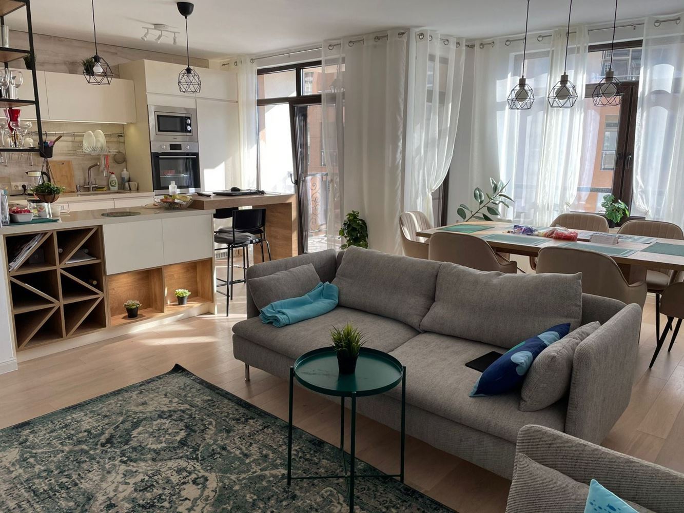 Prostorný pětipokojový apartmán s výhledem na moře v Pomorie – komfort, styl a funkčnost pro velkou rodinu