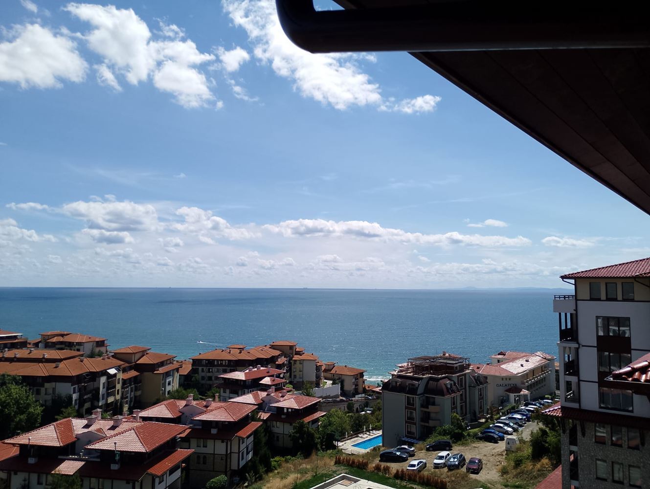 Luxusní třípokojový byt s panoramatickým výhledem na moře a hory v exkluzivním komplexu ve Sveti Vlasu